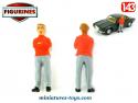 La figurine de l'homme en jean et pull orange en miniature métal au 1/43e