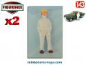 Deux figurines hommes en blancs et casquettes jaunes en miniature métal 1/43e