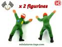Deux figurines de pilotes de course verts casqués en miniatures métal au 1/43e