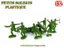 Un lot de 13 petits soldats années 1980 en plastique vert au 1/32e