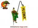 Le mandarin en costume vert a la bannière du jardin japonais miniature vintage