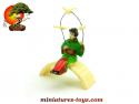 La geisha aux oiseaux assise sur le pont du jardin japonais miniature vintage