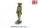 La figurine en métal du soldat anglais au pas par L.R au 1/32e